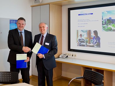 Der Pr&auml;sident der Hochschule Nordhausen, Prof. Dr. J&ouml;rg Wagner, und der Vorstand der Evangelischen Lukas-Stiftung Altenburg, Frank B&ouml;hning, nach der Vertragsunterzeichnung am 16. Dezember 2014 in Altenburg (Foto: Fachhochschule Nordhausen)