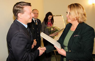 Ren&eacute; Willerbach, ebenfalls aktiv in der Berufsfeuerwehr und Mitglied der Feuerwehr Steinbr&uuml;cken hat Jutta Krauth gestern zum Kreisbrandmeister des Landkreises berufen (Foto: Jessica Pieper)