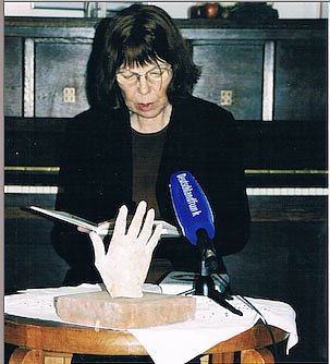 Sarah Kirsch liest 2002 im Geburtshaus (Foto: Heidelore Kneffel)