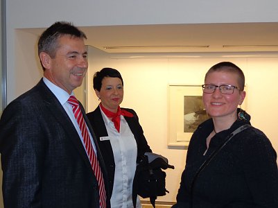 Sparkassenchef Wolfgang Asche ehrte K&uuml;nstlerin Tanja Pohl 2013 mit dem F&ouml;rderpreis f&uuml;r Grafik der Ilsetraut Glock-Grabe Stiftung (Foto: Hans-Georg Backhaus)