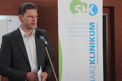 Gesch&auml;ftsf&uuml;hrer Guido Hage begr&uuml;&szlig;te seine Auszubildenden zum vierten Kani Kanu (Foto: Angelo Glashagel)