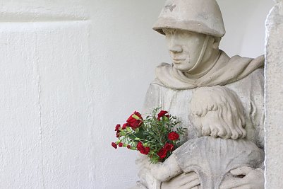 Auch am Denkmal des Sowjetischen Soldaten wurden Blumen niedergelegt (Foto: Angelo Glashagel)