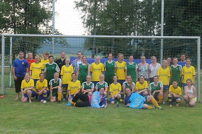 Auch die Ellricher Damen und ihre Kolleginnen aus Magdeburg kickten in der Hitze mit (Foto: Martin Schulze)