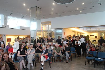 Gut besucht - die Vernissage zur Kunst Barbara Rohdes (Foto: Angelo Glashagel)