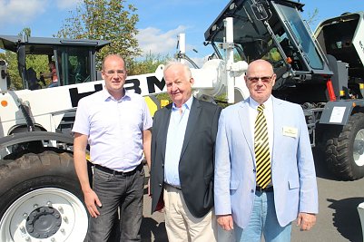 Landrat Matthias Jendricke, G&uuml;nther Papenburg und NOBAS Gesch&auml;ftsf&uuml;hrer Aribert Kupsch (Foto: Angelo Glashagel)