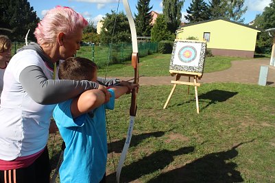 Training mit Pfeil und Bogen an der Geschwister Scholl Schule in Heringen (Foto: Angelo Glashagel)