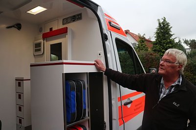 Andreas Poppe plante die neuen Wagen zusammen mit seinen Rettungskr&auml;ften (Foto: Angelo Glashagel)