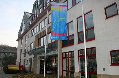 Blaue Flaggen gegen Gewalt und Diskriminierung - auch Stadt und Landkreis Nordhausen beteiligen sich wieder an der Aktion von Terre des Femmes (Foto: Pressestelle Landratsamt)