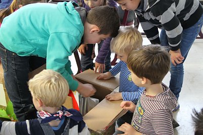 Beim spielen und auspacken waren alle mit dabei (Foto: Angelo Glashagel)