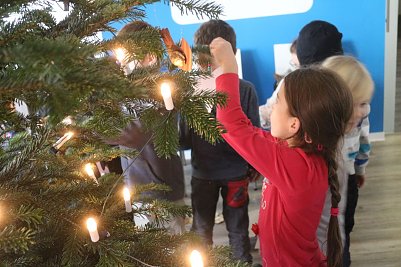 Die Hortkinder der Bertold Brecht Schule schm&uuml;ckten den Weihnachtsbaum der EVN mit ihrem ganz eigenen Schmuck (Foto: Angelo Glashagel)