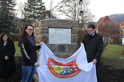 Sophie Schieke und B&uuml;rgermeister Frank Rostek enth&uuml;llten die Tafel zu Bleicherodes Geschichte (Foto: Angelo Glashagel)