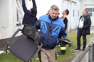 Alles muss raus - Servicegesellschaft und Feuerwehr holten heute das Inventar aus den gesperrten Geb&auml;uden (Foto: Angelo Glashagel)