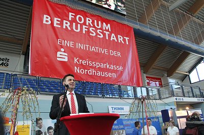 Traditionell er&ouml;ffnete Sparkassenchef Wolfgang Asche das Forum Berufsstart (Foto: Angelo Glashagel)