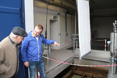 Wassermeister Robert Uebersch&auml;r erkl&auml;rt den Besuchern wie das Werk arbeitet (Foto: Angelo Glashagel)