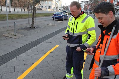 Erster Praxistest in der Rautenstra&szlig;e - die SmartStripes sollen Handynutzer rechtzeitig warnen (Foto: Angelo Glashagel)