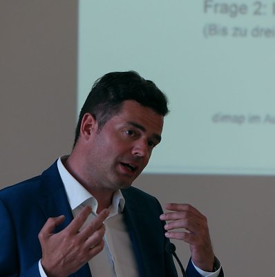 Mike Mohring stellt die Umfrageergebnisse vor (Foto: nnz)