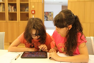 Ronja und Stella wissen schon was in ihrer Geschichte passieren soll (Foto: Angelo Glashagel)