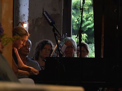 Ragna Schirmer spielte im Park Hohenrode "Liebe in Variationen" (Foto: Angelo Glashagel)