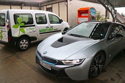 Einmal praktisch, einmal sportlich - zum 2. Tag der Elektromobilit&auml;t konnte man in Werther verschiedene Fahrzeuge ausprobieren (Foto: Angelo Glashagel)