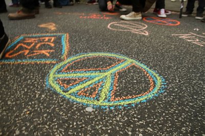 Bunte Botschaften in der Rautenstra&szlig;e (Foto: Angelo Glashagel)