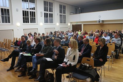 Bildungsministerin Klaubert stand Lehrerinnen und Lehrern am Abend in Nordhausen Rede und Antwort (Foto: Angelo Glashagel)
