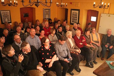 Gut besuchter Abend im Kunsthaus - die Weihnachtslesung fand Anklang (Foto: Angelo Glashagel)