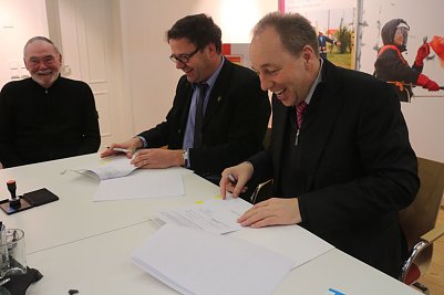 Frank Rostek und Stefan Reindl bei der Unterzeichnung des neuen Konzessionsvertrages zwischen Bleicherode und der TEAG (Foto: Angelo Glashagel)