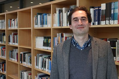 Qualit&auml;t steht &uuml;ber Quantit&auml;t - Gedenkst&auml;ttenleiter Dr. Stefan H&ouml;rdler in der Bestandsbibliothek der Gedenkst&auml;tte (Foto: Angelo Glashagel)