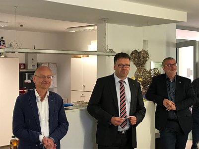 "Ein Zeichen f&uuml;r die Zukunft unserer Stadt" - JuSoWe Chef Andreas Weigel, B&uuml;rgermeister Frank Rostek und der erste Beigeordnete des Landkreises Stefan N&uuml;&szlig;le (Foto: Holger Richter)
