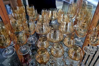 18 bernsteinfarbene Gl&auml;ser (Foto: )