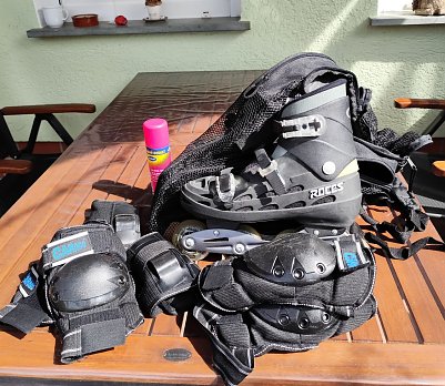 Inlineskater mit Rucksack und Protektoren  (Foto: )