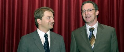 Sekret&auml;rinnen besiegeln Kooperation (Foto: nnz)