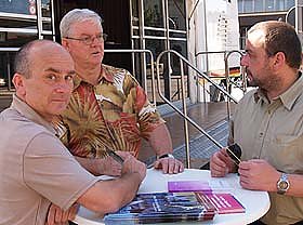 Infos unter praller Sonne (Foto: nnz)