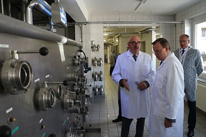 Betriebsleiter Robert Becke f&uuml;hrte den Ministerpr&auml;sidenten durch das Werk (Foto: Angelo Glashagel)