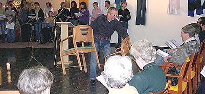 Gedr&auml;nge um die Bibel (Foto: nnz)