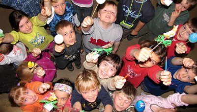 Osterspa&szlig; mit Pinsel, Farbe und Ei (Foto: nnz)