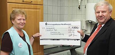 &Uuml;berraschung f&uuml;r Tafel (Foto: nnz)