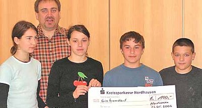 Spende &uuml;bergeben (Foto: nnz)