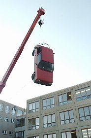 Auto am Kran (Foto: nnz)