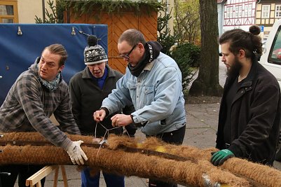 Auch das hat Tradition: die Bewohner des Schakenhofs k&uuml;mmern sich um den gro&szlig;en Adventskranz (Foto: Angelo Glashagel)