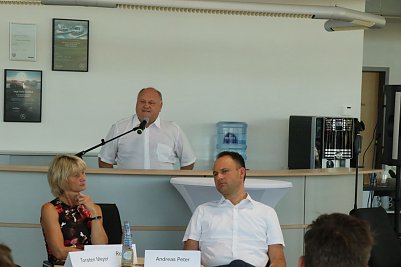 Auch unter Corona lie&szlig; es sich Helmut Peter nicht nehmen seine neuen Azubis und ihre Familien pers&ouml;nlich zu begr&uuml;&szlig;en (Foto: agl)