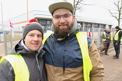 v.r.: Daniel G&ouml;risch und Kollege Garry Patze aus dem Werkstattbereich (Foto: agl)
