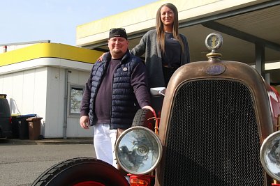 Mehr als Kaffee und Kraftstoff: Phillip Gerlach und Luzie Lorenz wollen aus der AGIP Tankstelle mehr machen (Foto: agl)