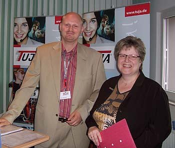 Dirk Walter (Fa. tuja) im Gespr&auml;ch mit Gabriela Helbing (Foto: aa)