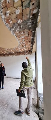 Architekt Detlef Schmidt zeigt den fehlerhaften Deckenverbund in einem der leeren L&auml;den. (Foto: SWG)