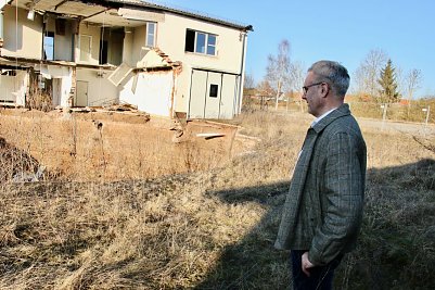 Gunnar Reuter am Erdfall, zehn Jahre sp&auml;ter (Foto: agl)