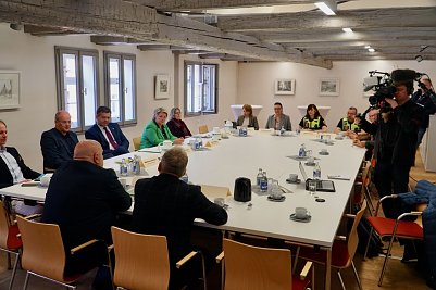 Vorstellung in gro&szlig;er Runde - zun&auml;chst kam man im "Haus II" der Bleicher&ouml;der Gemeindeverwaltung zusammen (Foto: agl)