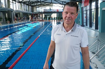 Gesch&auml;ftsf&uuml;hrer Jens Eisenschmidt stand heute als Aufsicht am Becken (Foto: agl)