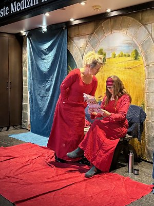 Das Erz&auml;hlerinnen-Duo gastiert im Mai in der Traditionsbrennerei.  (Foto: Kreissparkasse Nordhausen)