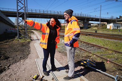 Projektingenieurin Alena Grap und Projektleiter Uwe Sieber im Gespr&auml;ch im Bahnhof Nordhausen.  (Foto: ssc)
